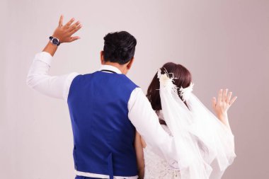 Asyalı çift veda pozu veriyor. Stüdyo fotoğrafçılık