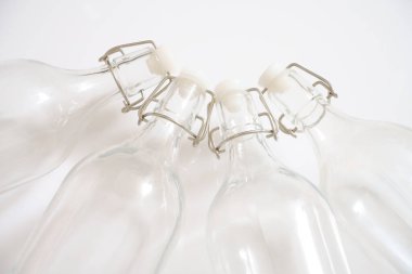 Beyaz arka planda eski tarz kapaklı su şişeleri