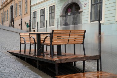 Zagreb ve Hırvatistan 'daki eğimli kaldırımda kamu sıraları