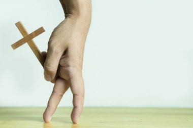 El ele tutuşarak ahşap haç, parmak ile yürüme hareketi