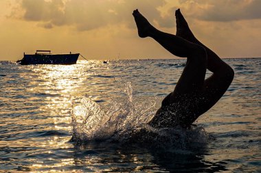 Denize dalan bir adamın silueti