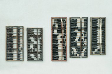 Kumaş rengini kontrol etmek için renk kartları