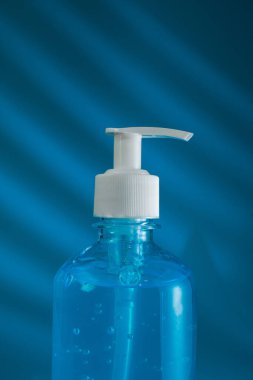 Mavi arka planda alkol el jölesini kapat