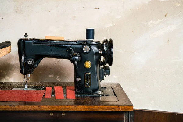 Velha Máquina Costura Pedal Vintage Com Parede Cimento Grungy Rústico — Fotografia de Stock