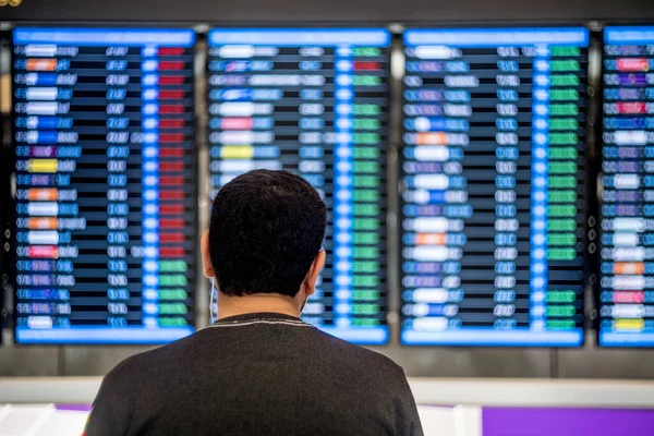 Hombre Mirando Tabla Detalles Los Vuelos Aeropuerto —  Fotos de Stock