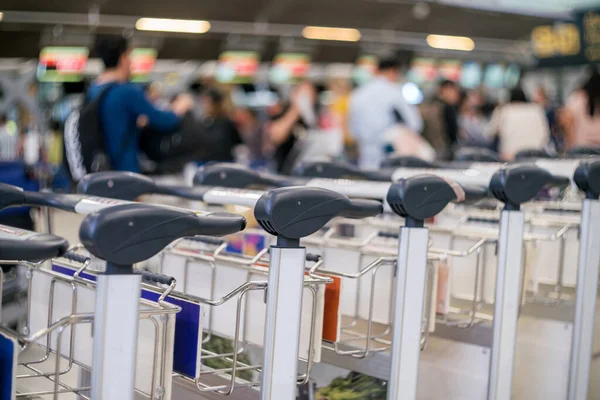 Carros Equipaje Aeropuerto Con Cola Pasajeros Borrosa Línea Para Facturar —  Fotos de Stock