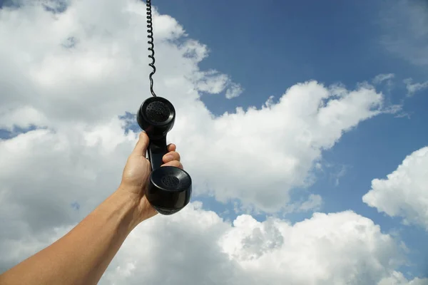 Vintage Svart Telefon Med Linje Hängande Från Himlen Konceptuell Fotografering — Stockfoto