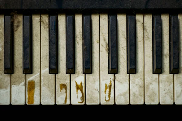古い未使用のほこりのピアノキー — ストック写真