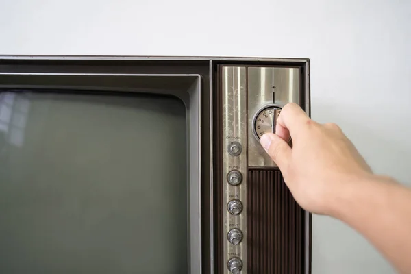 Mão Ligando Analógico Velho Retro Televisão — Fotografia de Stock