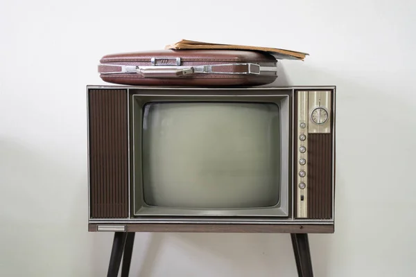 Beyaz odadaki eski televizyondaki eski model evrak çantası.