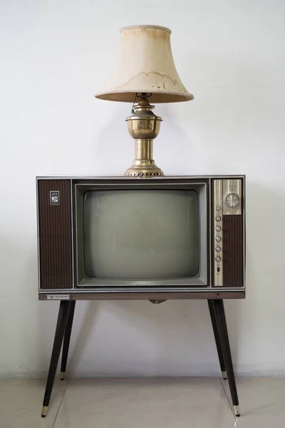 Lâmpada Vintage Cima Televisão Sala Branca — Fotografia de Stock