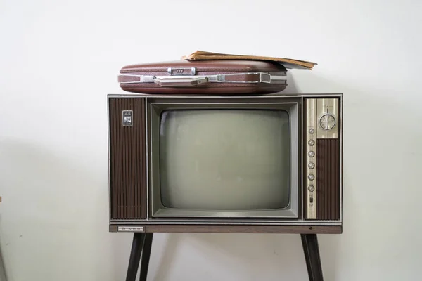 Vieille Mallette Vintage Sur Vieux Téléviseur Chambre Blanche — Photo