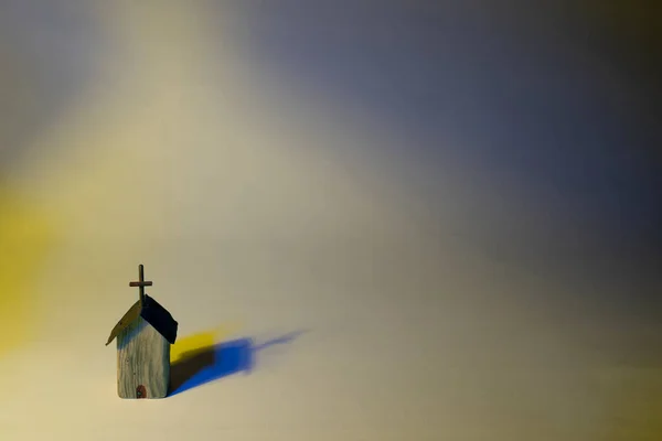 Igreja Madeira Colorida Com Iluminação Dura Fundo Pastel Conceitual Sobre — Fotografia de Stock