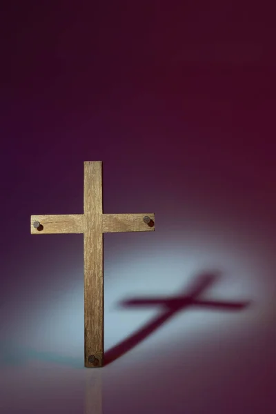Dřevěný Kříž Vyfotografovaný Pomocí Ostrého Světla Aby Stín Vrhal Pozadí — Stock fotografie