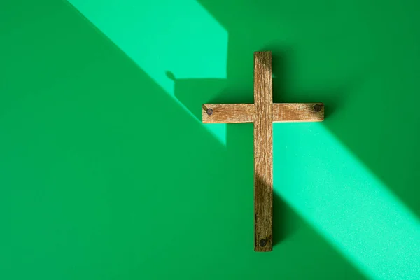 Holzkreuz Mit Nägeln Auf Grünem Hintergrund Minimal Gestylte Fotografie — Stockfoto