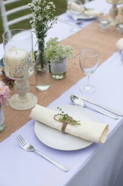 Ev yapımı garnitürleri dekorasyonu ile düğün yemeğinde catering açık