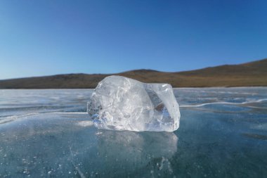 Gündüz vakti donmuş Baykal Gölü üzerindeki buz çok güzel. Dünya mirası.