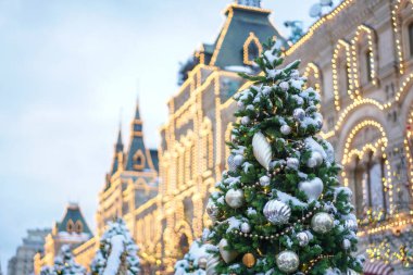 Avrupa tarzı bulanık bir binanın arka planına sahip tam donanımlı Noel ağacı