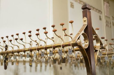 Lüks bir restoranda numara etiketli vestiyer servisi.