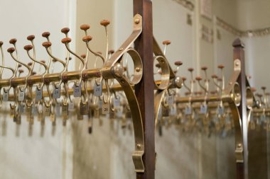 Lüks bir restoranda numara etiketli vestiyer servisi.