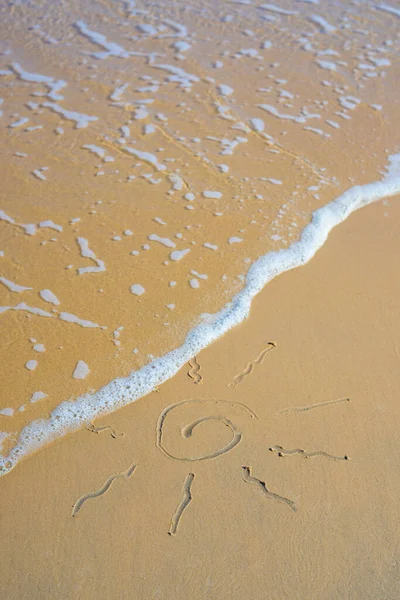 Морська Спокійна Хвиля Змиває Сонце Малюючи Піщаному Пляжі — стокове фото