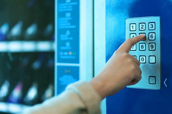 Dedo Empurrando Botão Número Máquina Venda Automática — Fotografia de Stock