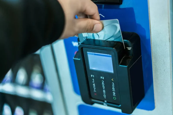 Mão Usando Cartão Crédito Máquina Venda Automática — Fotografia de Stock