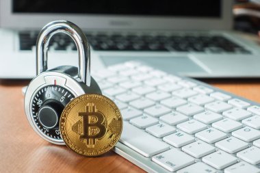 Kilit ve klavye ile Bitcoin, kavramsal fotoğrafçılık, kripto para güvenliği