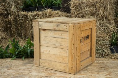 Arka planda saman olan ahşap bir kutu.