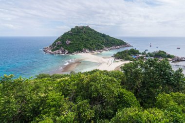Nang Yuan adası dağın tepesine bakıyor.