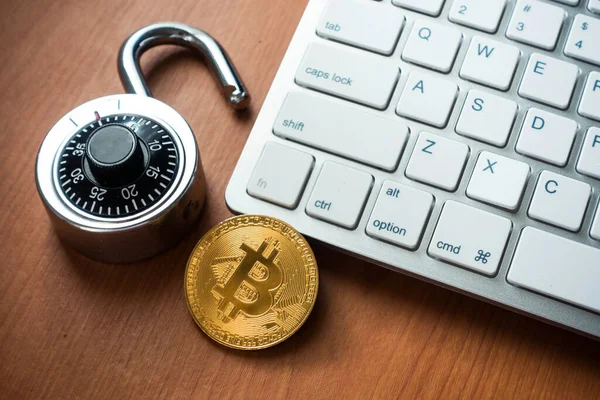 Bitcoin Com Bloqueio Teclado Fotografia Conceitual Segurança Criptomoeda — Fotografia de Stock