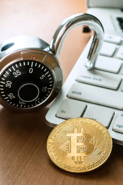 Bitcoin Com Bloqueio Teclado Fotografia Conceitual Segurança Criptomoeda — Fotografia de Stock