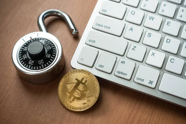 Bitcoin Com Bloqueio Teclado Fotografia Conceitual Segurança Criptomoeda — Fotografia de Stock