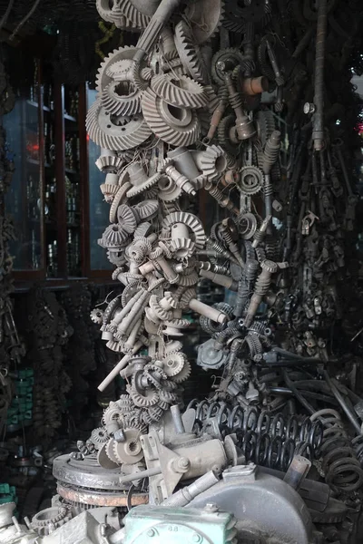 Metal Hurda Mağazası Otomobil Tozlu Kullanılmış Parçalar Satıyor — Stok fotoğraf