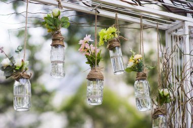 DIY eski boş şişeler bir çiçek vazosu gibi bar dekorasyonu için kullanılabilir