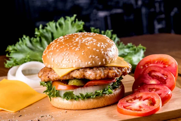 Burger Fromage Avec Des Ingrédients Sur Côté — Photo