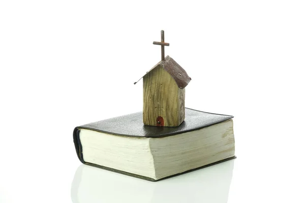 Ξύλινο Μοντέλο Εκκλησίας Στη Βίβλο Απομονώνονται Λευκό Φόντο — Φωτογραφία Αρχείου