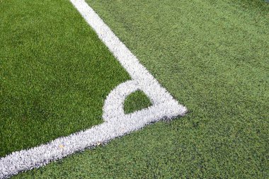 Futbol sahasının köşesi yapay ottan yapılmış.
