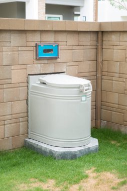 Modern çöp sistemi dışarıdan duvara bağlanıyor. Çöp toplama servisi için kolay