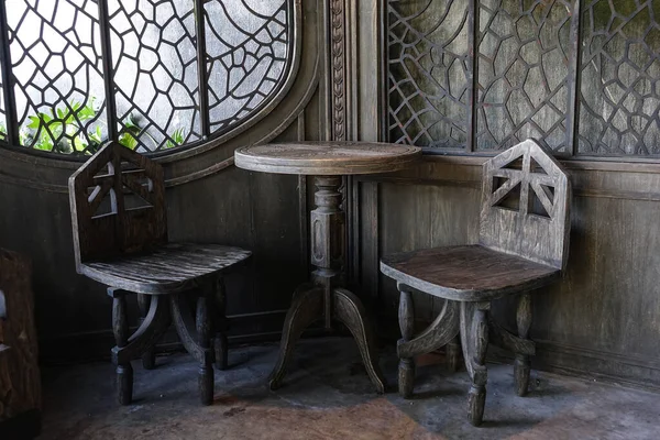 Cadı Hayalet Görünümlü Masa Odanın Köşesinde Betondan Yapılmış Sandalyeler — Stok fotoğraf