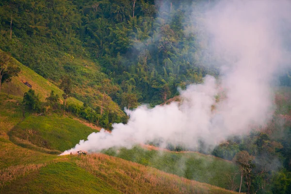 Místní Lidé Horách Pálí Odpadky Způsobují Obrovské Množství Kouře Znečištění — Stock fotografie