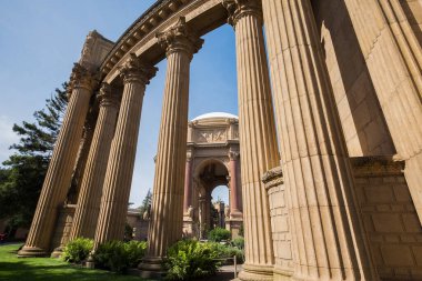 Güzel Sanatlar Sarayı, San Francisco, Kaliforniya 'da turistik bir yeri ziyaret etmek zorundadır.