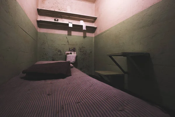 Viejo Dormitorio Sucio Del Prisionero Con Inodoro — Foto de Stock