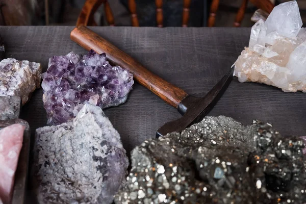 Raw Gems Stones Table Hammer Miner Shop — Stock Photo, Image