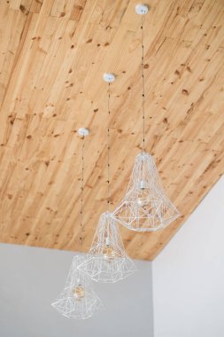 Ahşap tavandan sarkan asgari ışık