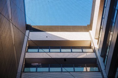 Binada sonbahar koruma ağı var.