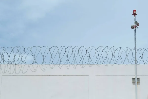 Цементная Стена Тюрьмы Колючей Проволокой Сигнальным Столбом — стоковое фото