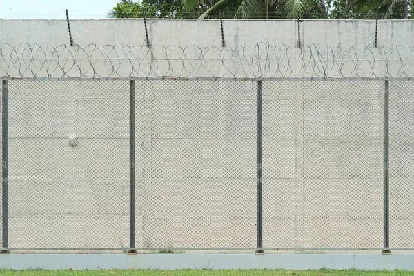 Cerca Prisão Com Parede Cimento Arame Farpado Topo — Fotografia de Stock
