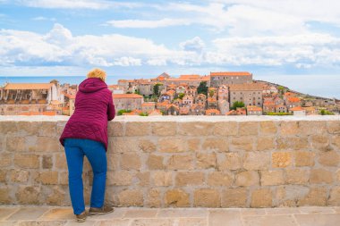 Turist, Hırvatistan 'ın Dubrovnik kentinin manzarasının keyfini çıkarıyor