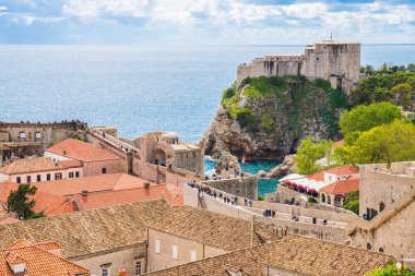 30 Nisan 2019 'da eski Dubrovnik kasabasının duvarında yürüyen turistler